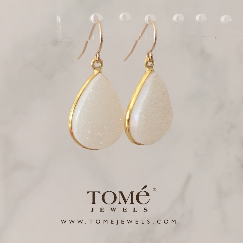 Alternative view of Aretes con gota Druza Blanca