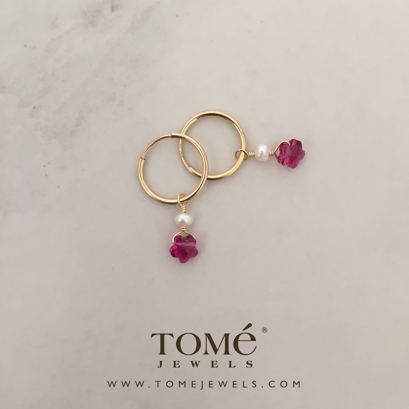 Arracada Dor. Delg. con PERLA Blanca y FLOR SW Fucsia